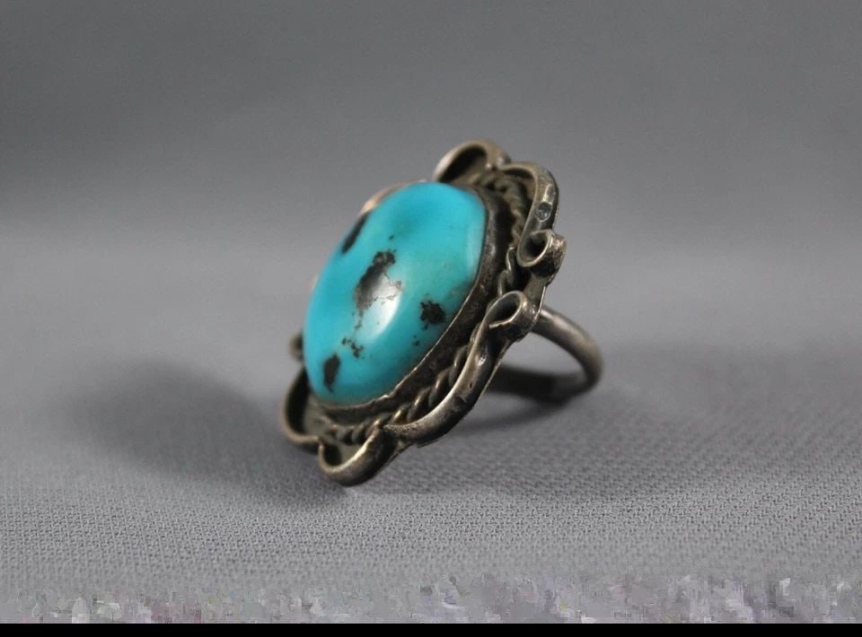 OLD PAWN NAVAJO STERLING SILVER AND TURQUOISE RING SIZE 5 1/4: OLD PAWN NAVAJO STERLING SILVER AND TURQUOISE RING SIZE 5 1/4 Item Description: 1 3/8” tall