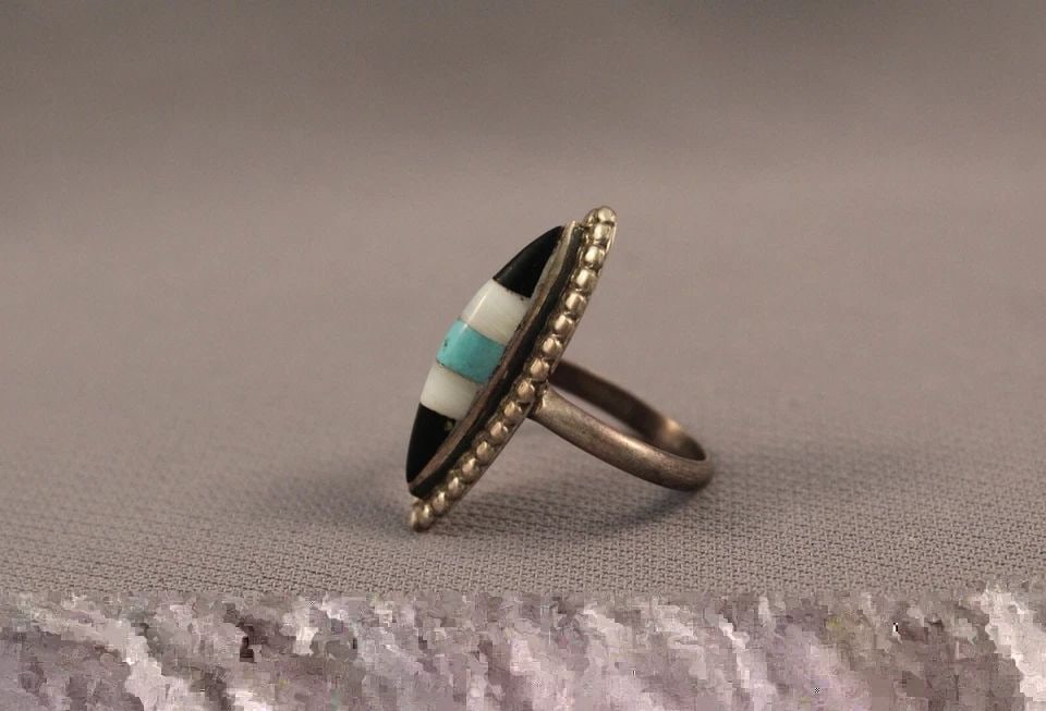 OLD PAWN ZUNI TURQUOISE RING SIZE 5 1/4: OLD PAWN ZUNI TURQUOISE RING SIZE 5 1/4 Item Description: 1” tall
