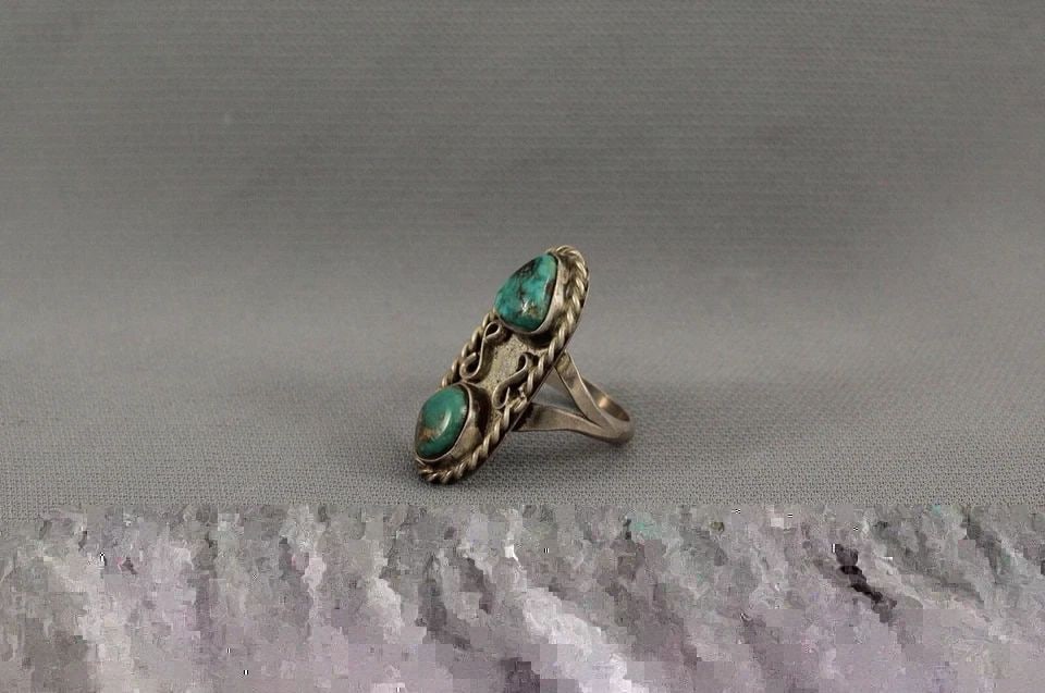 OLD PAWN NAVAJO STERLING SILVER AND TURQUOISE RING SIZE 7: OLD PAWN NAVAJO STERLING SILVER AND TURQUOISE RING SIZE 7 Item Description: 1 1/4 " Tall