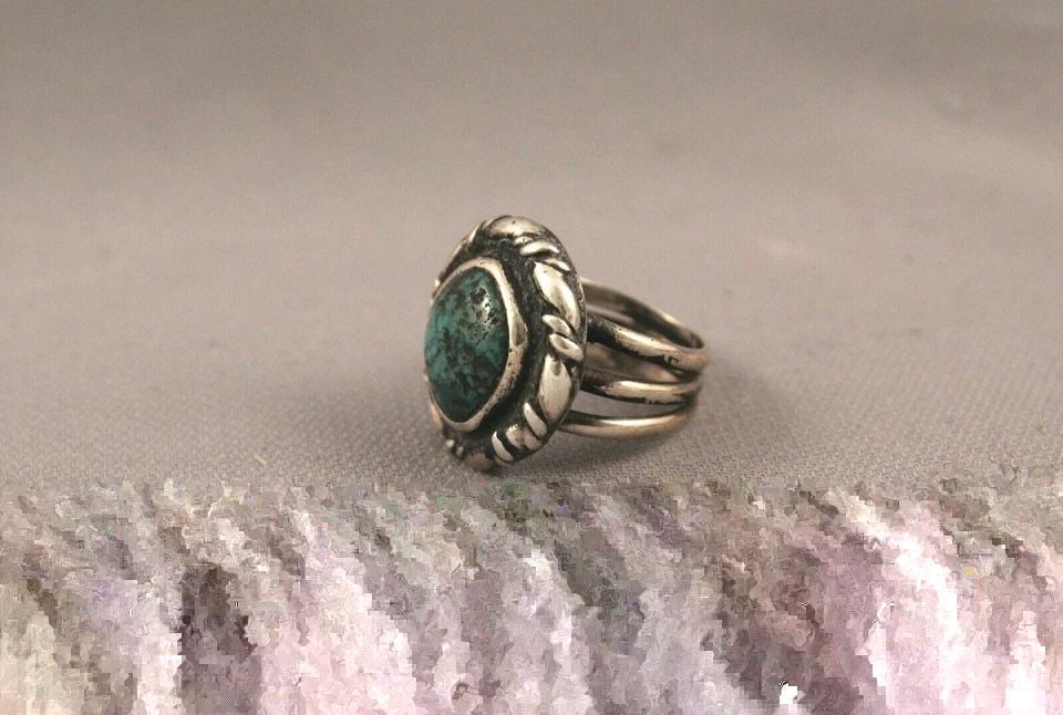 OLD PAWN NAVAJO TURQUOISE RING SIZE 6 1/4: OLD PAWN NAVAJO TURQUOISE RING SIZE 6 1/4 Item Description: 7/8" tall