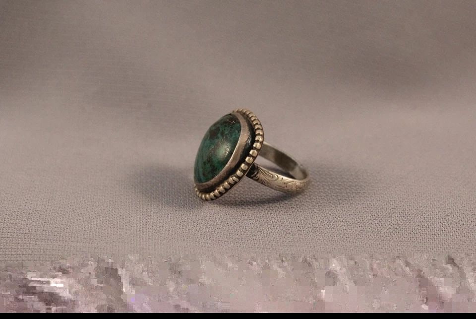 OLD PAWN NAVAJO STERLING SILVER AND TURQUOISE RING SIZE 6: OLD PAWN NAVAJO STERLING SILVER AND TURQUOISE RING SIZE 6 Item Description: 7/8” tall