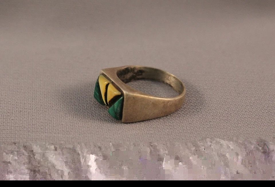 OLD PAWN ZUNI STERLING AND MALACHITE AND SHELL RING SIZE 9: OLD PAWN ZUNI STERLING AND MALACHITE AND SHELL RING SIZE 9 Item Description: 3/8” Wide