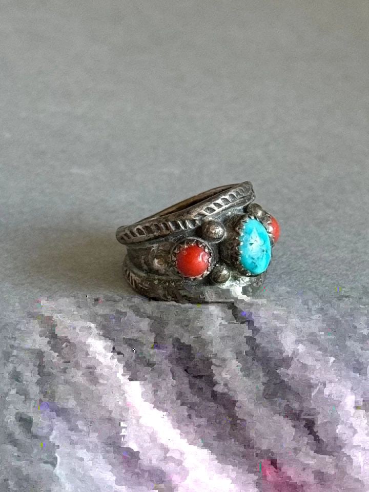 OLD PAWN NAVAJO STERLING SILVER RING WITH TURCUOISE AND CORAL. SIZE 5 1/2: OLD PAWN NAVAJO STERLING SILVER RING WITH TURCUOISE AND CORAL. SIZE 5 1/2 Old Pawn Navajo Sterling Silver Ring with Turcuoise and Coral. Size 5 1/2 1/2” tall