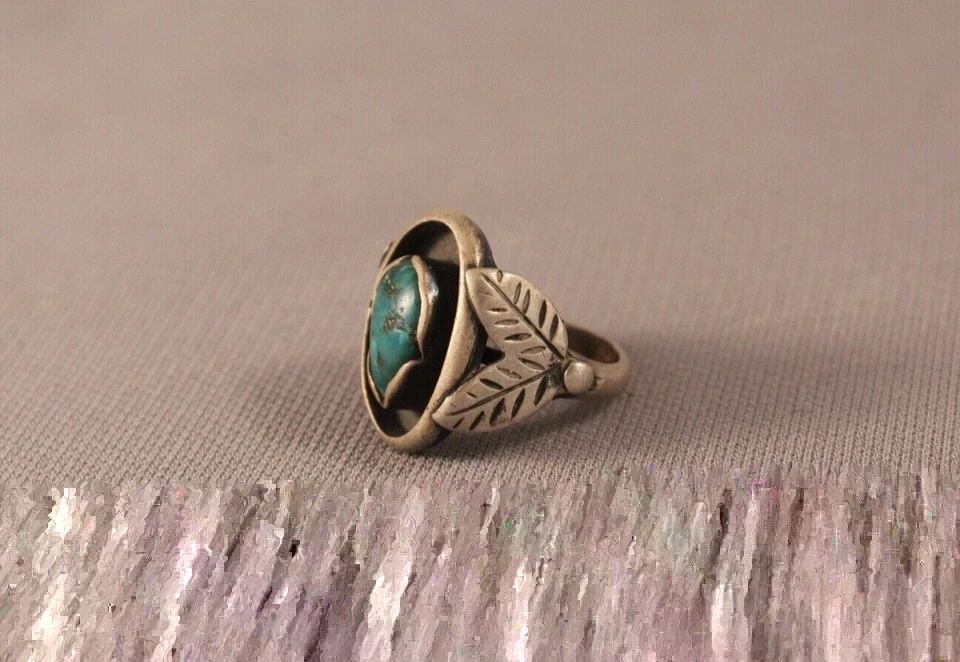 OLD PAWN NAVAJO STERLING SILVER AND TURQUOISE RING SIZE 5 1/2: OLD PAWN NAVAJO STERLING SILVER AND TURQUOISE RING SIZE 5 1/2 Item Description: 3/4" tall