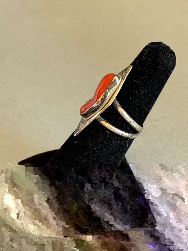 VINTAGE NAVAJO STERLING AND CORAL RING. SIGNED HK. SIZE 6 (1 of 2)
