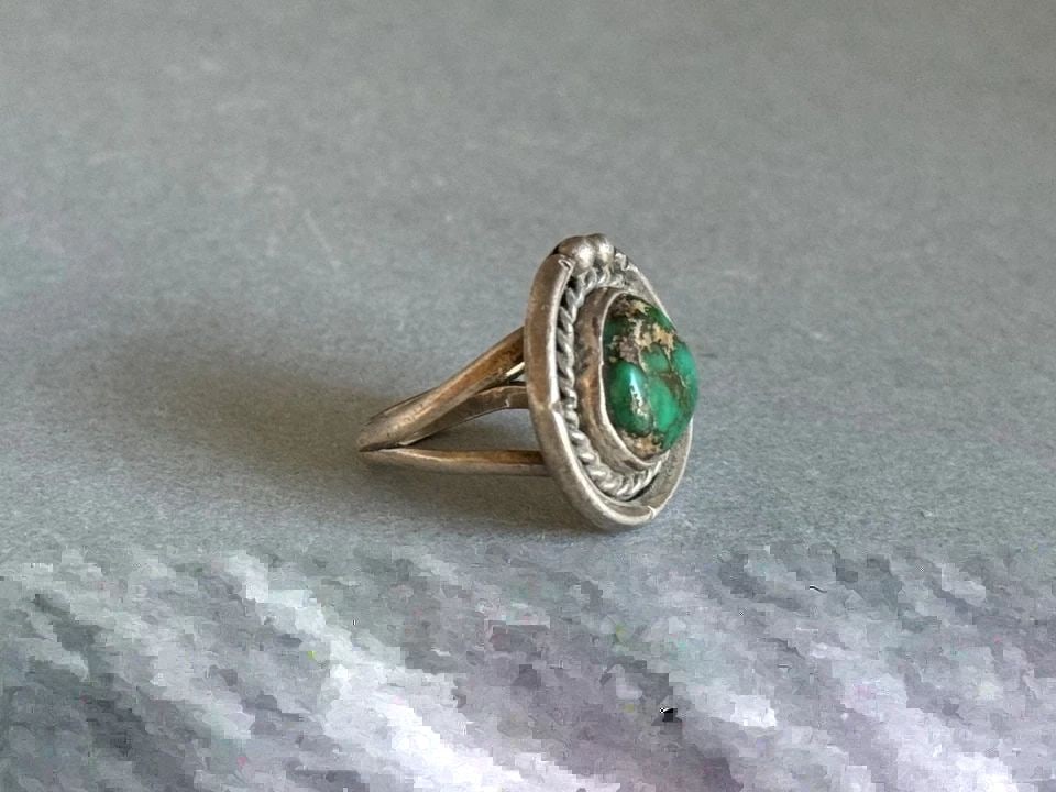 OLD PAWN NAVAJO STERLING SILVER RING WITH TURQUOISE. SIZE 5 1/2: OLD PAWN NAVAJO STERLING SILVER RING WITH TURQUOISE. SIZE 5 1/2 Old Pawn Navajo Sterling Silver Ring with Turquoise. Size 5 1/2 7/8” tall x 6/8” wide