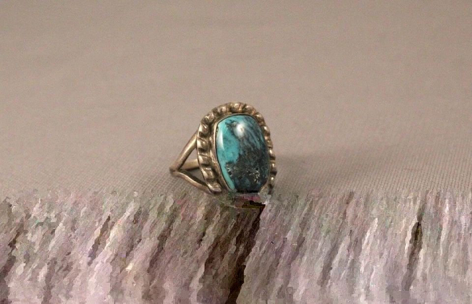 OLD PAWN NAVAJO TURQUOISE AND STERLING SILVER RING ..SIZE 9 1/2: OLD PAWN NAVAJO TURQUOISE AND STERLING SILVER RING ..SIZE 9 1/2 Item Description: 1" tall