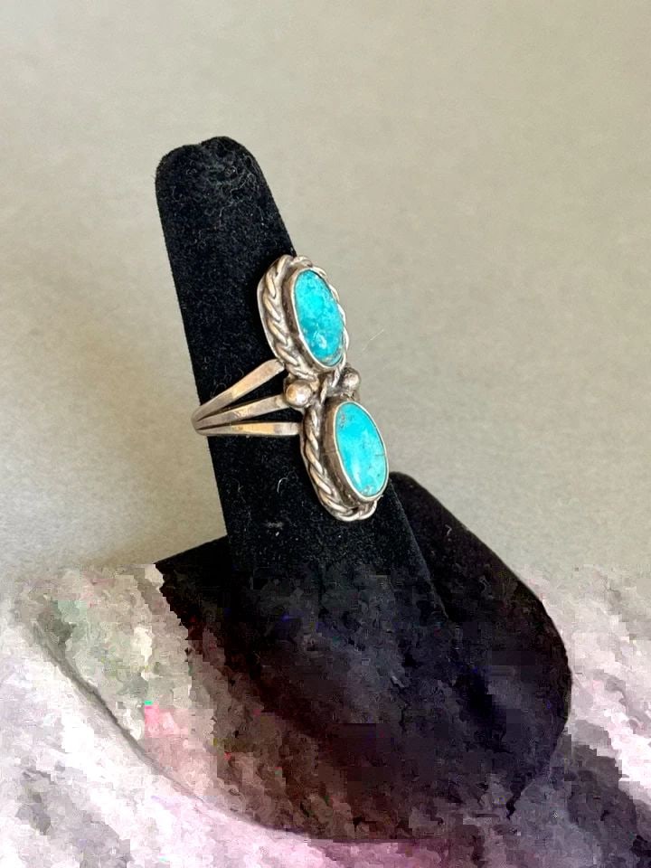OLD PAWN NAVAJO STERLING SILVER AND TURQUOISE RING. SIZE 6 1/4 (1 of 2)