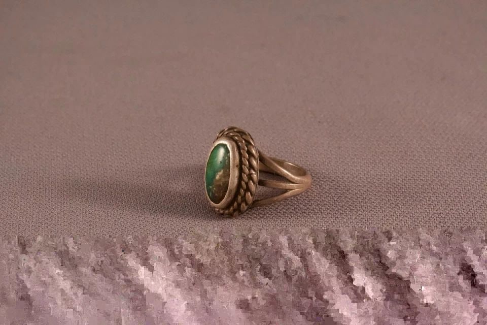 OLD PAWN NAVAJO STERLING SILVER AND TURQUOISE RING SIZE 5 (1 of 2)