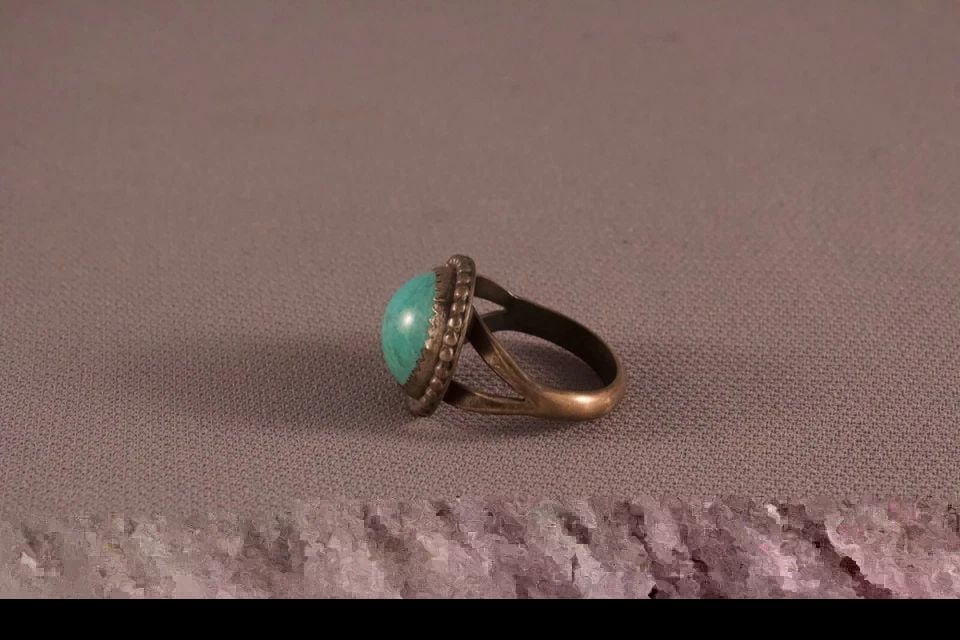 OLD PAWN NAVAJO STERLING SILVER AND TURQUOISE RING SIZE 5 3/4: OLD PAWN NAVAJO STERLING SILVER AND TURQUOISE RING SIZE 5 3/4 Item Description: 5/8" tall Great Turquoise Stone