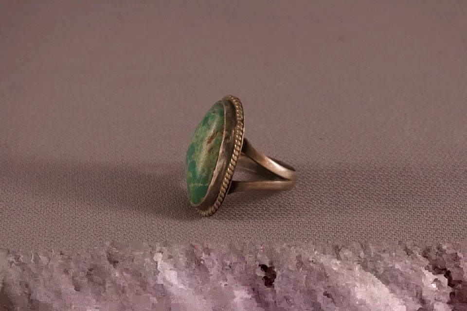 OLD PAWN NAVAJO STERLING SILVER AND GREEN TURQUOISE ..RING SIZE 6 1/2 (1 of 2)
