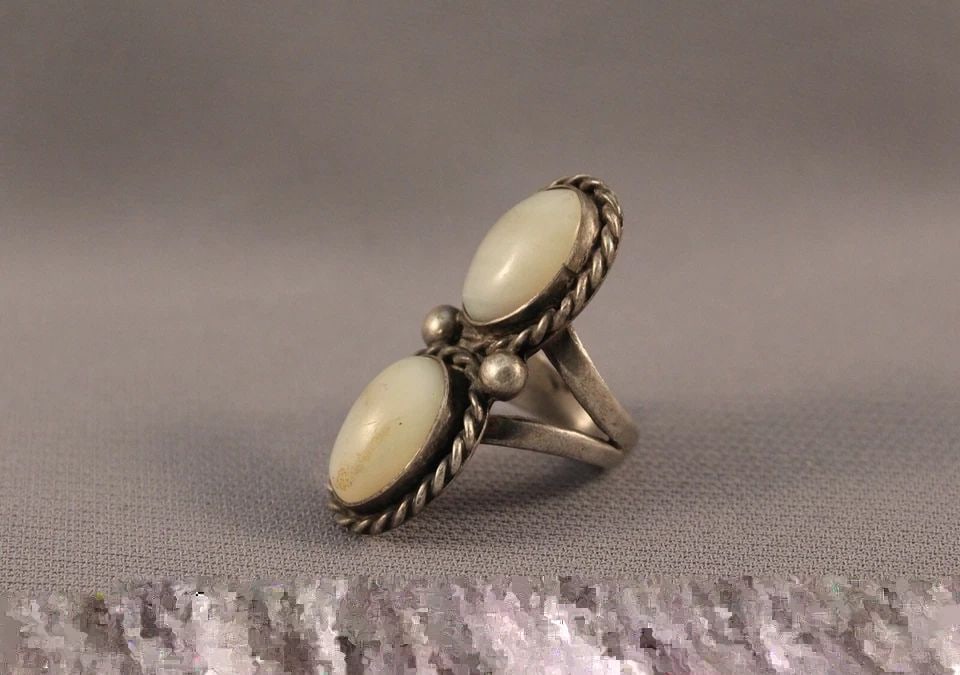 VINTAGE NAVAJO STERLING SILVER AND MOTHER OF PEARL RING SIZE 4: VINTAGE NAVAJO STERLING SILVER AND MOTHER OF PEARL RING SIZE 4 Item Description: 1 3/8” tall