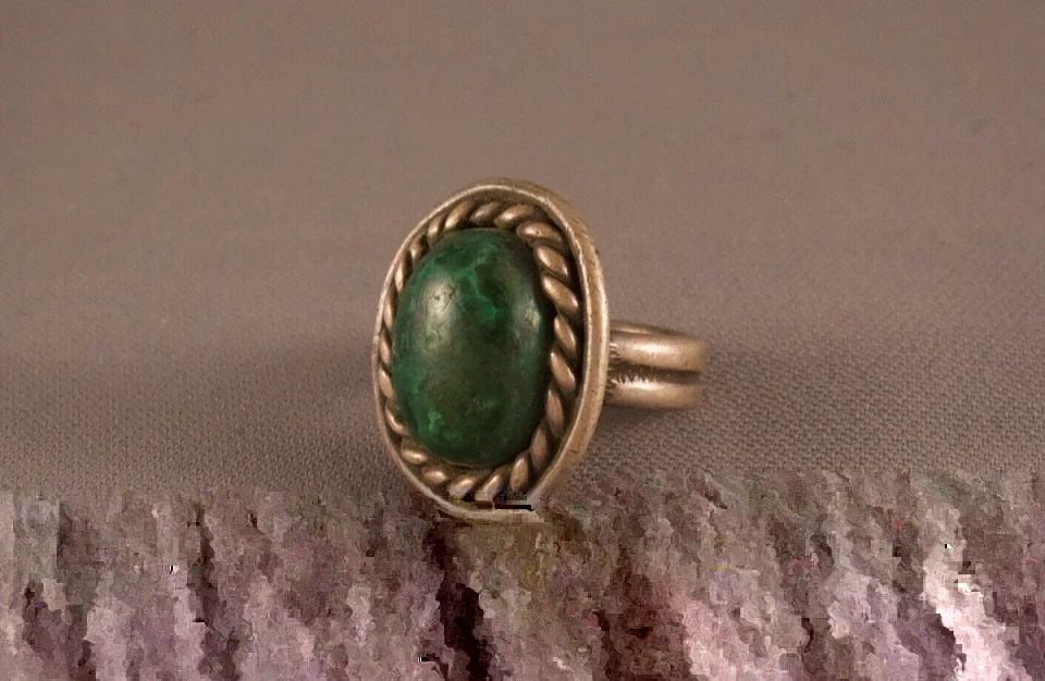 OLD PAWN NAVAJO MALACHITE STONE RING GREAT HEAVY PIECE ..SIZE 8 1/2: OLD PAWN NAVAJO MALACHITE STONE RING GREAT HEAVY PIECE ..SIZE 8 1/2 Item Description: 1 1/8" tall Great Old Pawn Ring Size 8 1/2