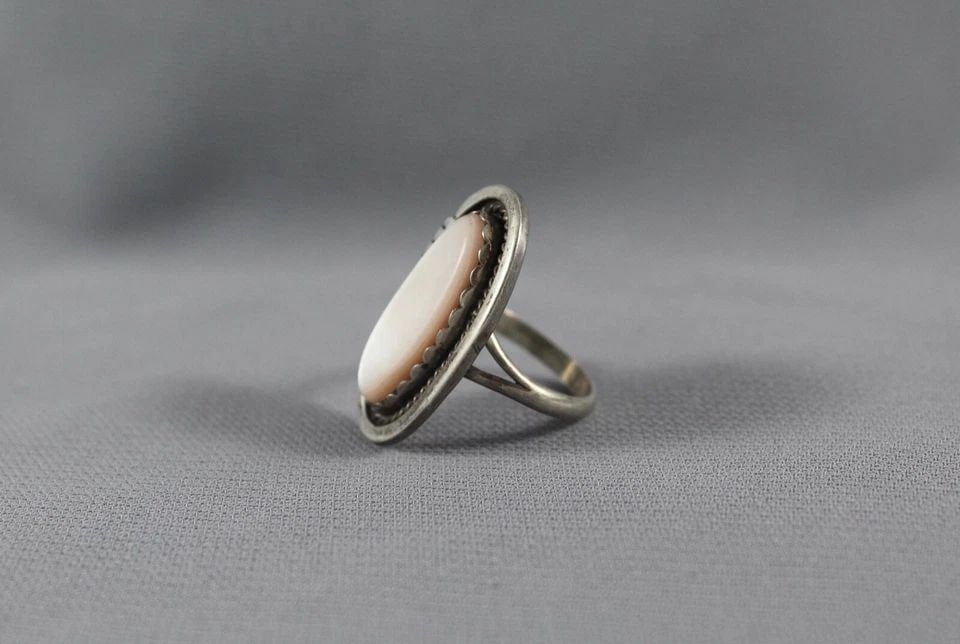 OLD PAWN NAVAJO PEARL RING SIZE 7: OLD PAWN NAVAJO PEARL RING SIZE 7 Item Description: 1 1/8” tall