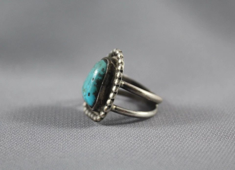 OLD PAWN NAVAJO STERLING SILVER AND TURQUOISE RING SIZE 5: OLD PAWN NAVAJO STERLING SILVER AND TURQUOISE RING SIZE 5 Item Description: 7/8” tall