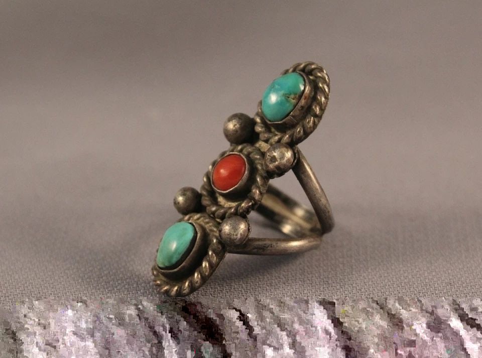 OLD PAWN NAVAJO STERLING SILVER AND TURQUOISE SILVER RING SIZE 5: OLD PAWN NAVAJO STERLING SILVER AND TURQUOISE SILVER RING SIZE 5 Item Description: 1 1/2” tall. It weighs 9.7 grams.