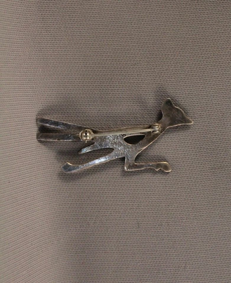 VINTAGE NAVAJO STERLING SILVER CAST ROAD RUNNER PIN: VINTAGE NAVAJO STERLING SILVER CAST ROAD RUNNER PIN Item Description: 1 1/2" Wide x 1" Tall