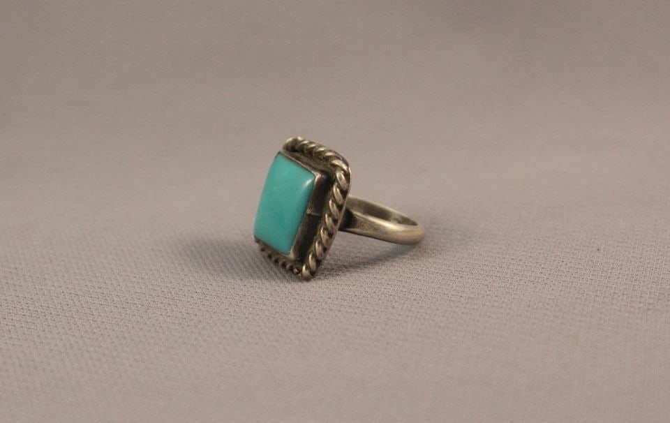 OLD PAWN NAVAJO STERLING SILVER AND TURQUOISE RING SIZE 6 1/8: OLD PAWN NAVAJO STERLING SILVER AND TURQUOISE RING SIZE 6 1/8 Item Description: 5/8" tall