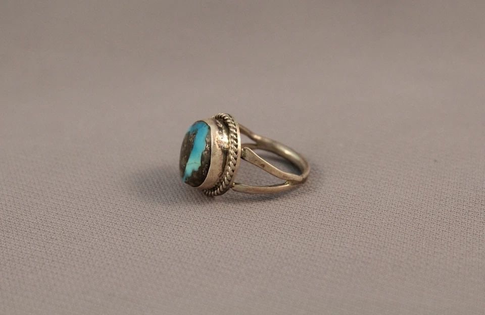 OLD PAWN NAVAJO STERLING SILVER AND TURQUOISE RING SIZE 7 3/4: OLD PAWN NAVAJO STERLING SILVER AND TURQUOISE RING SIZE 7 3/4 Item Description: 3/4" tall