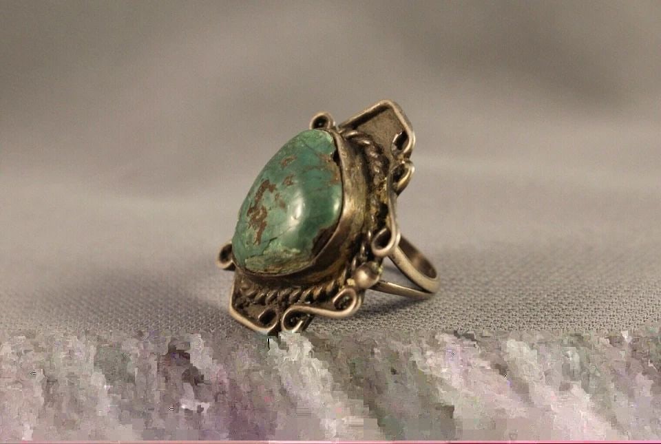OLD PAWN NAVAJO STERLING SILVER AND TURQUOISE RING SIZE 6 1/4: OLD PAWN NAVAJO STERLING SILVER AND TURQUOISE RING SIZE 6 1/4 Item Description: 1 1/4” tall