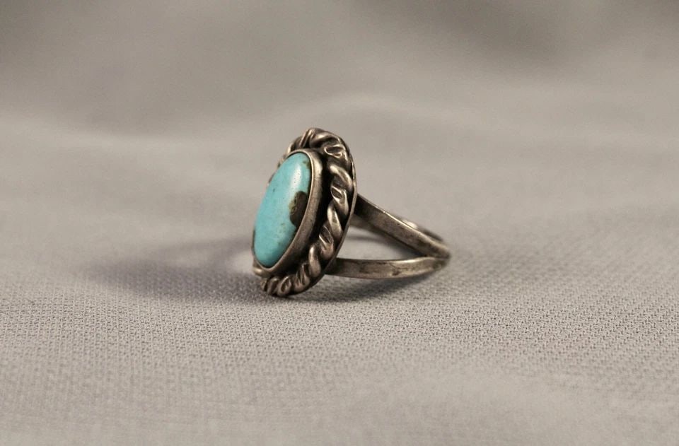 OLD PAWN NAVAJO STERLING SILVER TURQUOISE RING SIZE 7 1/2: OLD PAWN NAVAJO STERLING SILVER TURQUOISE RING SIZE 7 1/2 Item Description: 3/4” Tall