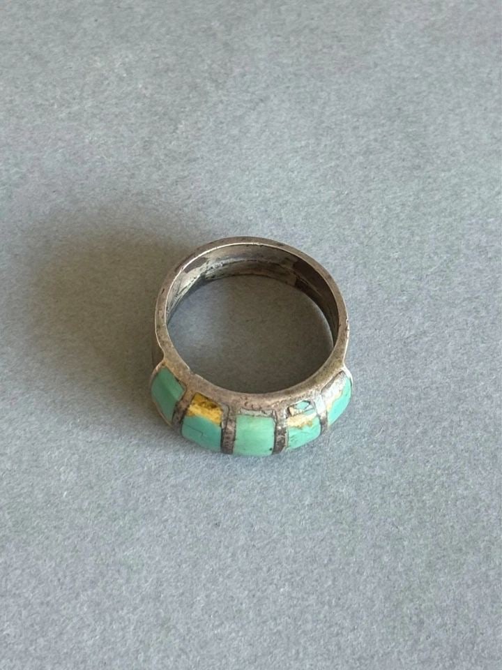 VINTAGE ZUNI STERLING SILVER AND TURQUOISE RING. SIZE 10 (1 of 2)