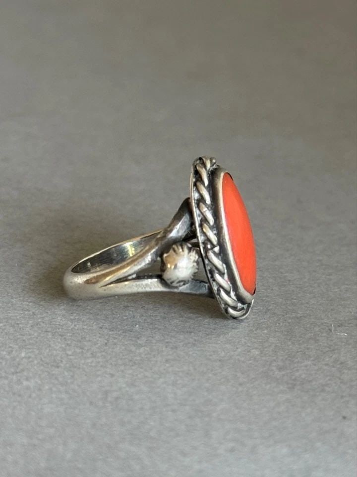 OLD PAWN NAVAJO STERLING SILVER AND CORAL RING SIZE 6 (1 of 2)