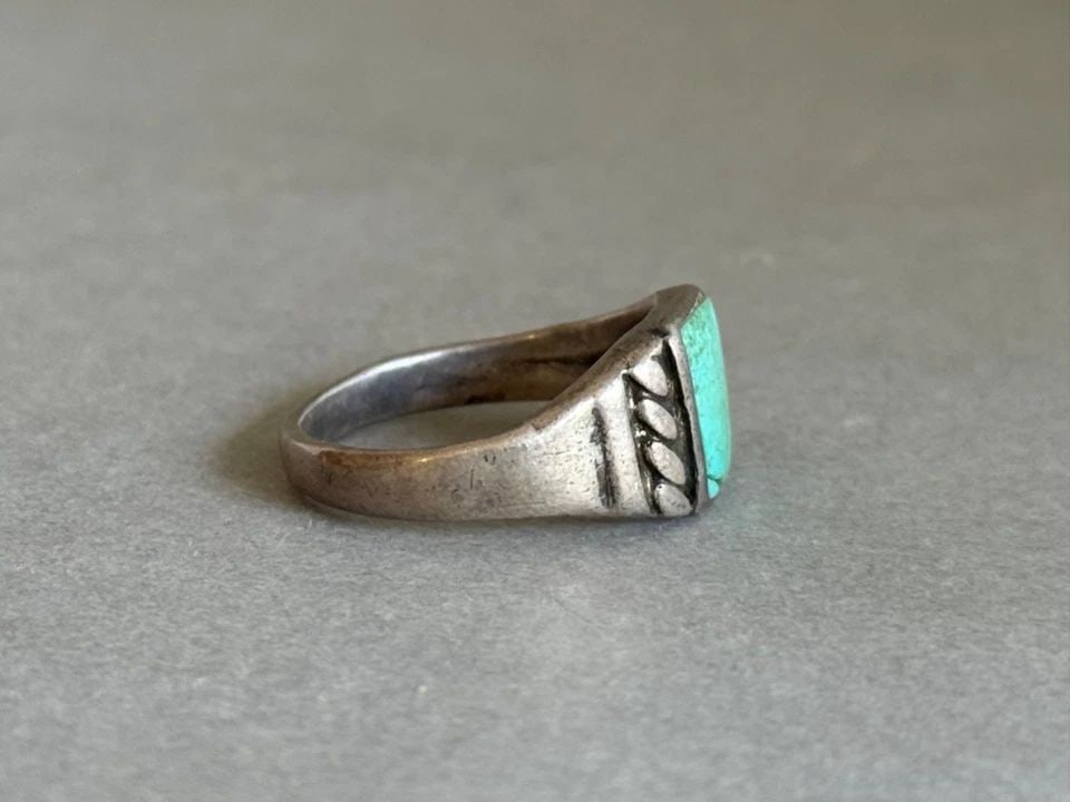 OLD PAWN STERLING SILVER AND TURQUOISE RING SIZE 9 1/2 (1 of 2)
