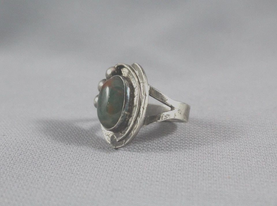 OLD PAWN NAVAJO STERLING SILVER AND TURQUOISE RING SIZE 7: OLD PAWN NAVAJO STERLING SILVER AND TURQUOISE RING SIZE 7 Item Description: 7/8” tall