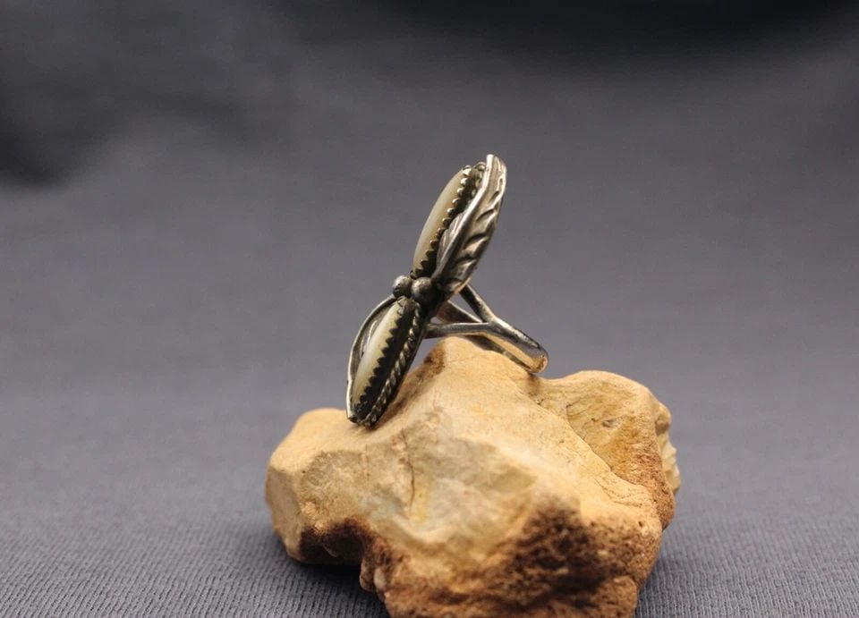 OLD PAWN NAVAJO STERLING SILVER AND SHELL RING SIZE 4 1/4: OLD PAWN NAVAJO STERLING SILVER AND SHELL RING SIZE 4 1/4 Item Description: 1 1/2” tall