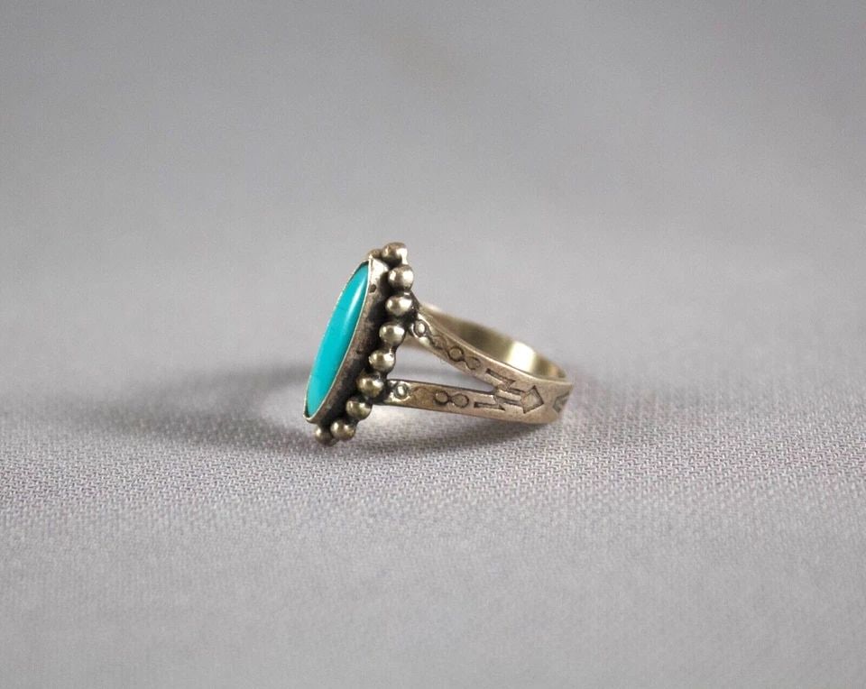 OLD PAWN NAVAJO STERLING SILVER AND TURQUOISE RING SIZE 4 1/4: OLD PAWN NAVAJO STERLING SILVER AND TURQUOISE RING SIZE 4 1/4 Item Description: 5/8” tall