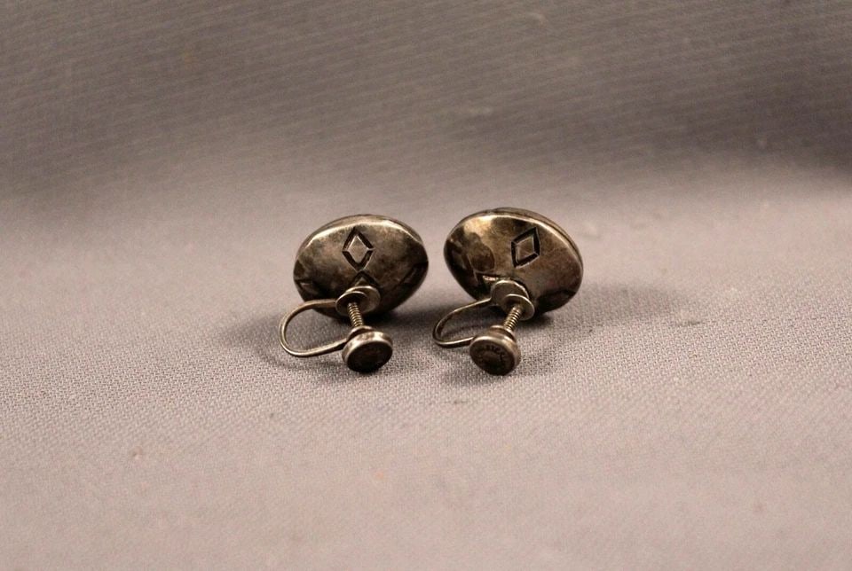 OLD PAWN NAVAJO STERLING SILVER BUTTON EARRINGS -SCREW BACK (1 of 2)