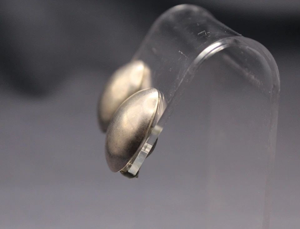 VINTAGE STERLING SILVER NAVAJO EARRINGS SIGNED W. YELLOWHORSE CRJ: VINTAGE STERLING SILVER NAVAJO EARRINGS SIGNED W. YELLOWHORSE CRJ Item Description: 1” length