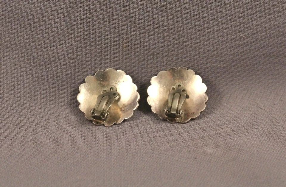 VINTAGE NAVAJO STERLING SILVER AND TURQUOISE EARRINGS: VINTAGE NAVAJO STERLING SILVER AND TURQUOISE EARRINGS Item Description: 1" width **