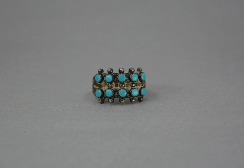 OLD PAWN FRED HARVEY NAVAJO STERLING SILVER RING - SIZE 6 3/4: OLD PAWN FRED HARVEY NAVAJO STERLING SILVER RING - SIZE 6 3/4 This old pawn Navajo silver ring looks to be from the Fred Harvey Trading Post. The turquoise looks to be reconstituted turquoise that was