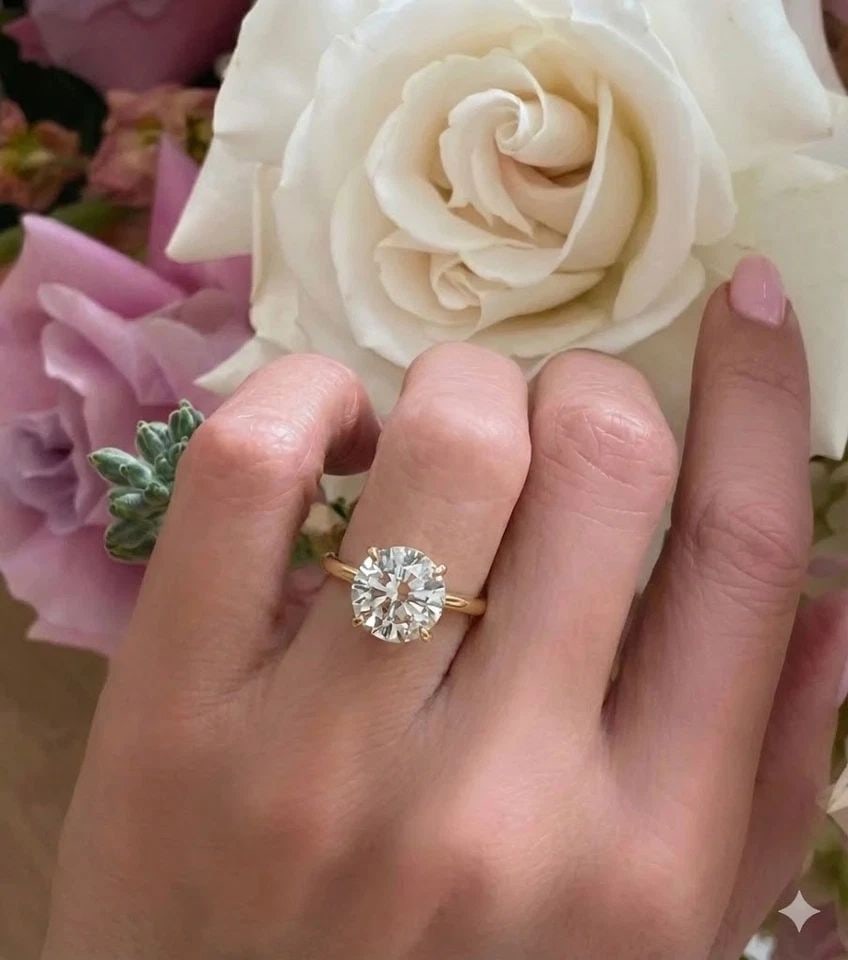 18K YELLOW GOLD VINTAGE ENGAGEMENT RING 4.03CT. NATURAL ROUND DIAMOND GIA CERT: 18K YELLOW GOLD VINTAGE ENGAGEMENT RING 4.03CT. NATURAL ROUND DIAMOND GIA CERT Stunning vintage engagement ring crafted in 18K yellow gold, dating to the 1950s Retro era. The ring features a remarkabl