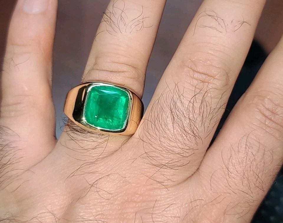 VINTAGE 18K YELLOW GOLD MEN'S RING 10.05CT.NATURAL CUSHION EMERALD GIA CERT: VINTAGE 18K YELLOW GOLD MEN'S RING 10.05CT.NATURAL CUSHION EMERALD GIA CERT This vintage 18k yellow gold men's ring features a stunning natural green cushion emerald as the main stone, weighing 10.05c