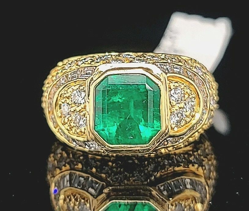VINTAGE 18K YELLOW GOLD RING 5.38CT. NATURAL GREEN COLOMBIA EMERALD GIA CERT: VINTAGE 18K YELLOW GOLD RING 5.38CT. NATURAL GREEN COLOMBIA EMERALD GIA CERT This vintage ring is a unique and exquisite piece of fine jewelry. Crafted in 18K yellow gold, it features a natural 5.38CT