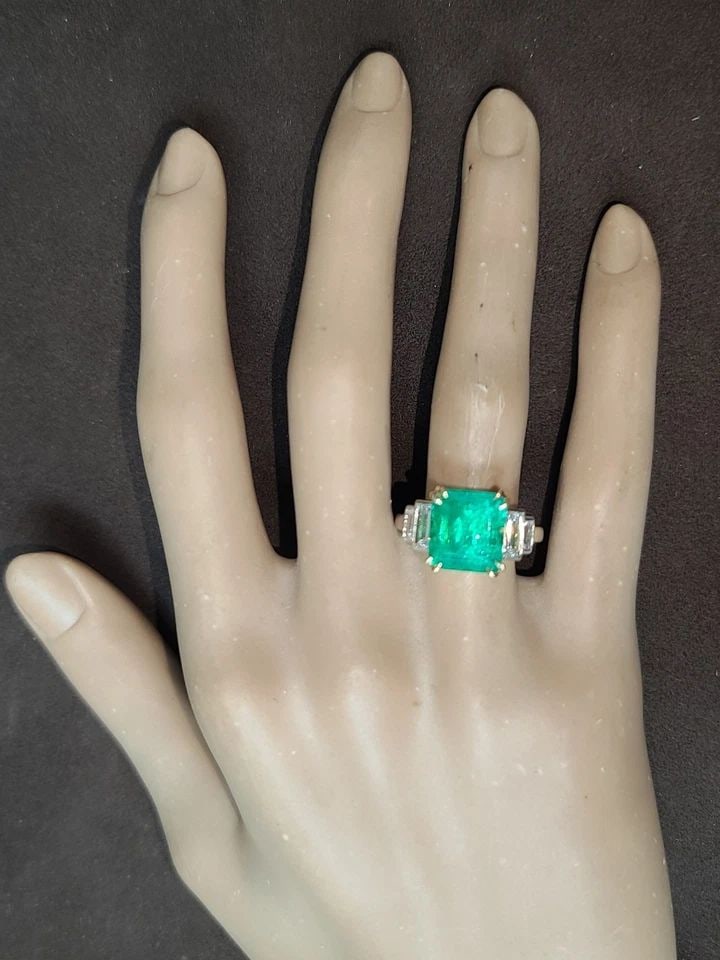 VINTAGE PLATINUM 18K YELLOW GOLD RING 4.93CT. NATURAL COLOMBIA EMERALD GIA CERT: This vintage platinum ring is a stunning piece of fine jewelry that would make a perfect addition to any collection. The ring features a platinum and 18k yellow gold base metal and is adorned with a n