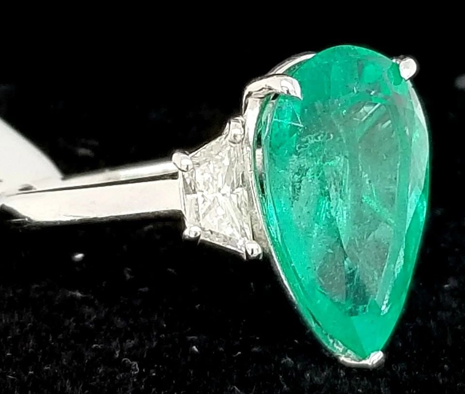 18K WHITE GOLD RING 8.01CT. NATURAL COLOMBIAN GREEN EMERALD PEAR SHAPE: 18K WHITE GOLD RING 8.01CT. NATURAL COLOMBIAN GREEN EMERALD PEAR SHAPE GORGEOUS 18K WHITE GOLD natural GREEN COLOMBIA EMERALD IN PEAR shape weight 7.17ct. size 16.7x11.6 very nice medium Green color n
