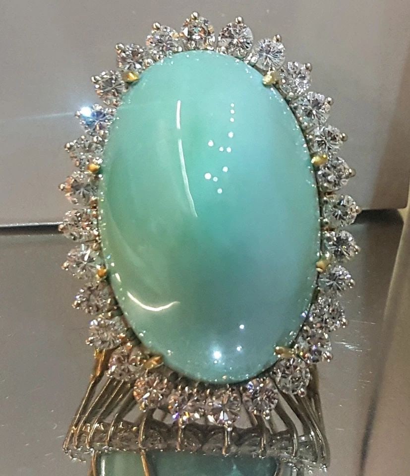 STUNNING VINTAGE 18K YELLOW GOLD RING NATURAL TURQUOISE 105.25CT.: STUNNING VINTAGE 18K YELLOW GOLD RING NATURAL TURQUOISE 105.25CT. STUNNING VINTAGE 18K YELLOW GOLD NATURAL TURQUOISE 105.25CT SIDE 28 NATURAL ROUND DIAMOND 5.50CT ( COLOR F CLARITY VS) COCKTAIL RING ,