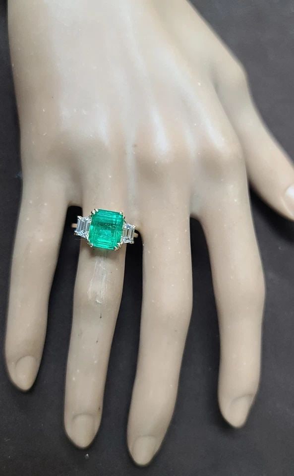 VINTAGE 14K YELLOW GOLD ENGAGEMENT RING 3.46CT.NATURAL COLOMBIAN EMERALD CUT GIA: VINTAGE 14K YELLOW GOLD ENGAGEMENT RING 3.46CT.NATURAL COLOMBIAN EMERALD CUT GIA This vintage 14K yellow gold engagement ring features a stunning 3.46CT natural Colombian emerald cut green gemstone GI