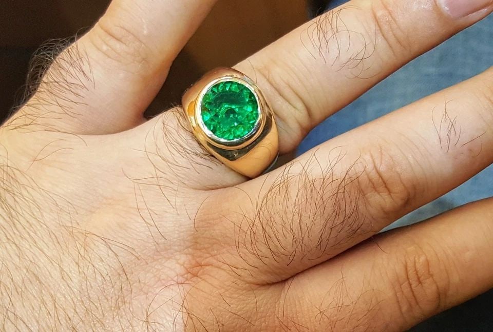 GORGEOUS 14K YELLOW GOLD MENS RING NATURAL GREEN COLOMBIAN EMERALD 4.32CT.: GORGEOUS 14K YELLOW GOLD MENS RING NATURAL GREEN COLOMBIAN EMERALD 4.32CT. Gorgeous 14k yellow gold Gents ring natural green Colombia emerald center weight 4.32ct. Size 10.8mm This gem faces up very n