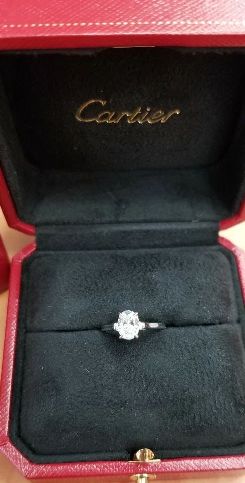 $14,500 CARTIER VINTAGE PLATINUM ENGAGEMENT RING 0.90CT OVAL DIAMOND GIA CERT: $14,500 CARTIER VINTAGE PLATINUM ENGAGEMENT RING 0.90CT OVAL DIAMOND GIA CERT This stunning engagement ring from Cartier features a 0.90ct oval diamond with a very good cut and VS2 clarity grade. The 