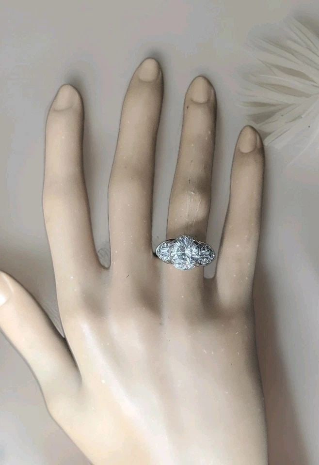 PLATINUM VINTAGE ENGAGEMENT RING 2.57CT. NATURAL ROUND DIAMOND CIRCA 1930'S: PLATINUM VINTAGE ENGAGEMENT RING 2.57CT. NATURAL ROUND DIAMOND CIRCA 1930'S This exceptional vintage Art Deco engagement ring is finely crafted in solid platinum and dates to the 1930s. At its center 