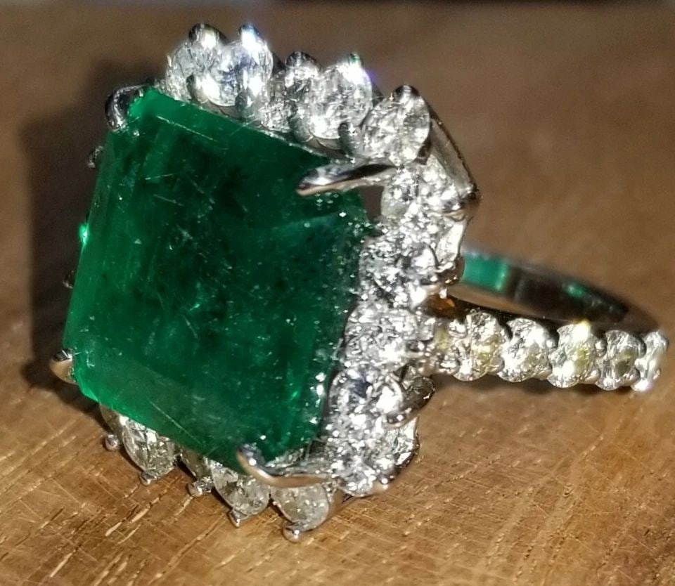 14K WHITE GOLD ENGAGEMENT RING 9.80CT.NATURAL GREEN EMERALD SQUARE SHAPE: 14K WHITE GOLD ENGAGEMENT RING 9.80CT.NATURAL GREEN EMERALD SQUARE SHAPE GORGEOUS 14K white gold emerald ring center natural GEM EMERALD BERYL EMERALD weight 9.80ct. size 12.1x12.3mm nice vivid green 