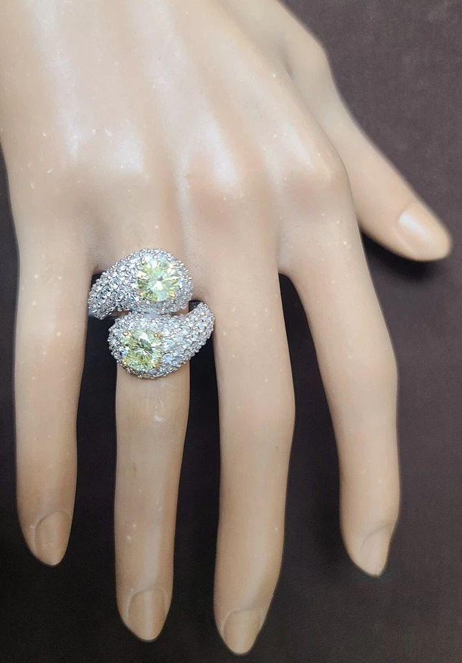 VINTAGE 18K WHITE YELLOW GOLD RING 2.79CT. NATURAL YELLOW ROUND DIAMOND GIA CERT: VINTAGE 18K WHITE YELLOW GOLD RING 2.79CT. NATURAL YELLOW ROUND DIAMOND GIA CERT Gorgeous vintage 18k white yellow gold ring. natural Round Yellow Diamond. center set two natural Round cut light yello