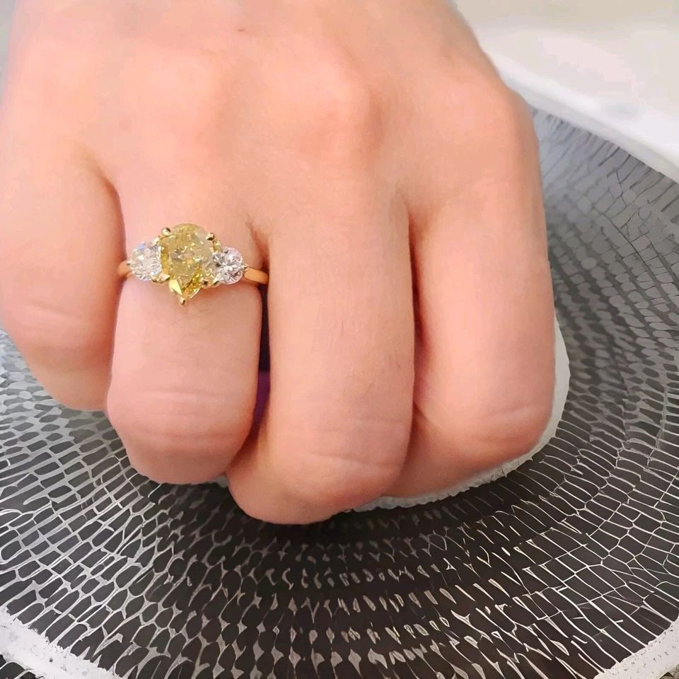 VINTAGE 14K YELLOW GOLD ENGAGEMENT RING 2.01CT.NATURAL PEAR CUT YELLOW DIAMOND: VINTAGE 14K YELLOW GOLD ENGAGEMENT RING 2.01CT.NATURAL PEAR CUT YELLOW DIAMOND This vintage 14k yellow gold engagement ring is the perfect choice for those looking for a unique and timeless piece of j