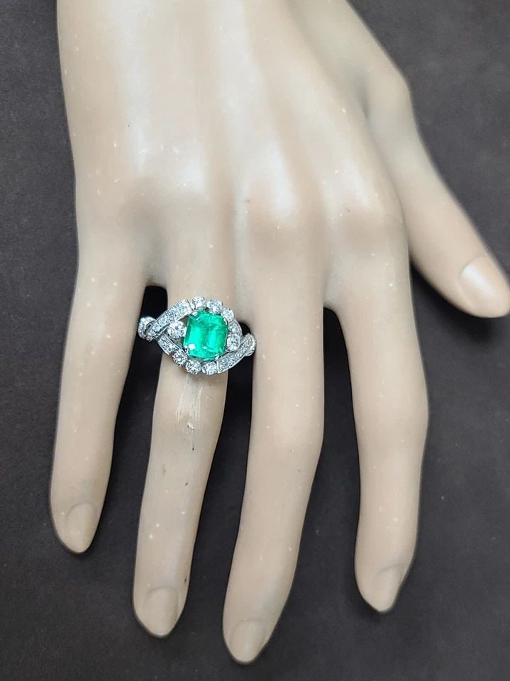 VINTAGE FILIGREE PLATINUM RING 2.26CT. NATURAL COLOMBIA GREEN EMERALD GIA 1930': VINTAGE FILIGREE PLATINUM RING 2.91CT. NATURAL COLOMBIA GREEN EMERALD 1930'S This vintage platinum ring showcases a stunning natural Colombia green emerald, which is perfectly set in a prong style. Th