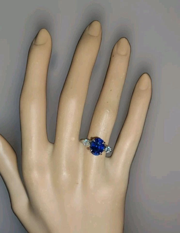 VINTAGE PLATINUM ENGAGEMENT RING 3.76CT.NATURAL UNTREATED OVAL BLUE SAPPHIRE GIA: VINTAGE PLATINUM ENGAGEMENT RING 3.76CT.NATURAL UNTREATED OVAL BLUE SAPPHIRE GIA This stunning vintage platinum engagement band showcases a beautiful oval-shaped blue sapphire gemstone, with a total c